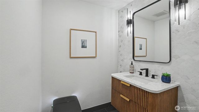 10555 SE 28th Street, Beaux Arts, WA 98004