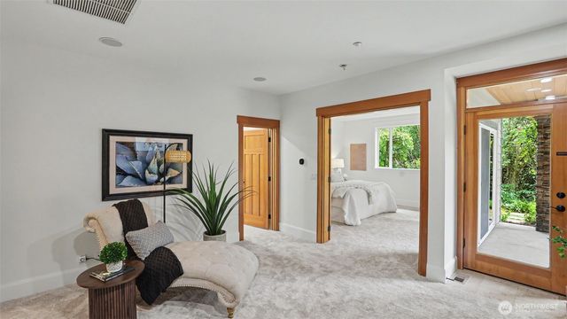 10555 SE 28th Street, Beaux Arts, WA 98004