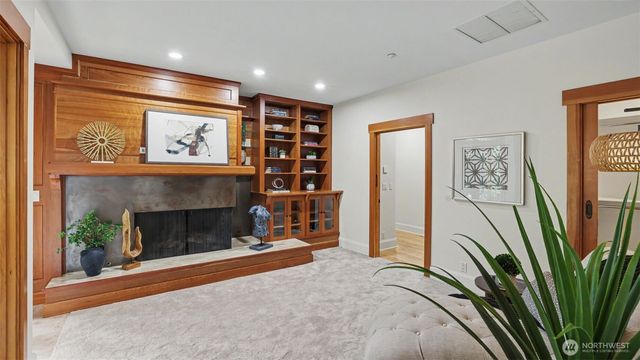 10555 SE 28th Street, Beaux Arts, WA 98004