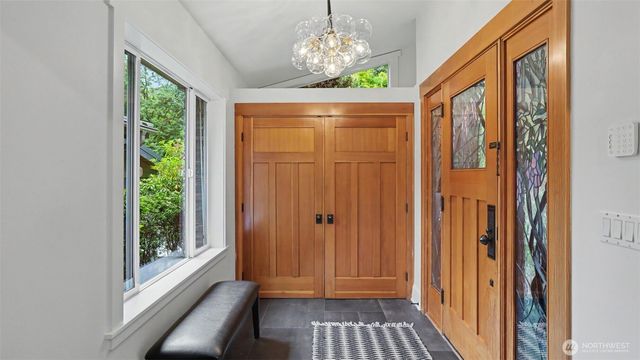 10555 SE 28th Street, Beaux Arts, WA 98004