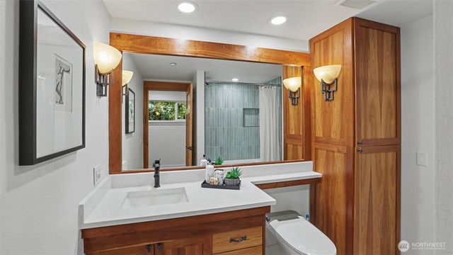 10555 SE 28th Street, Beaux Arts, WA 98004