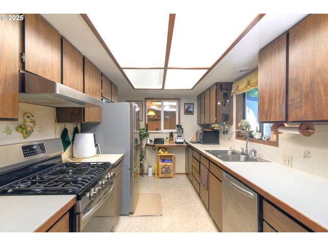 1931 OAK St, North Bend, OR 97459