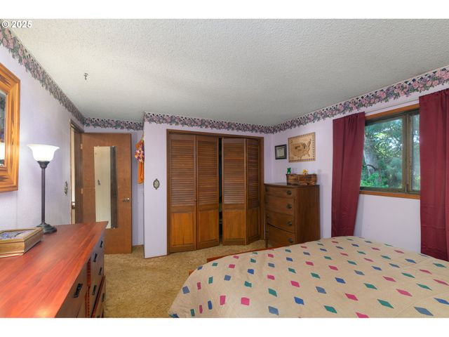 1931 OAK St, North Bend, OR 97459