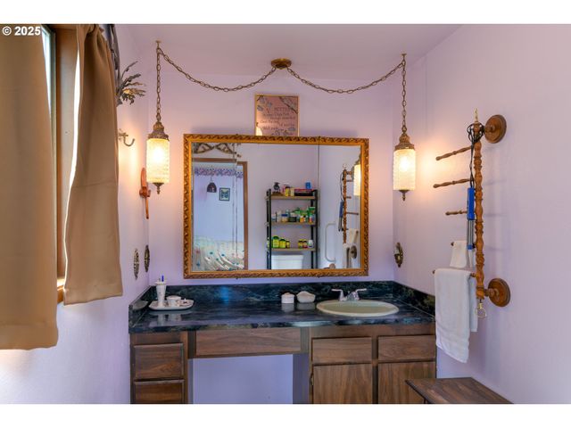 1931 OAK St, North Bend, OR 97459