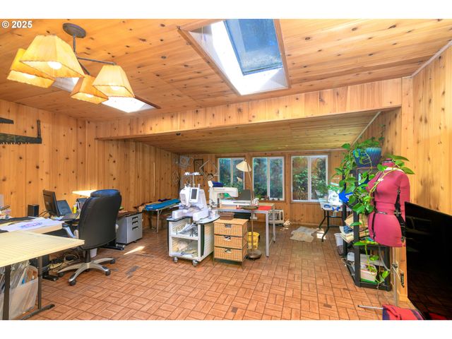 1931 OAK St, North Bend, OR 97459