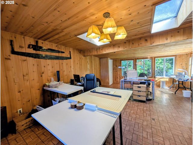 1931 OAK St, North Bend, OR 97459