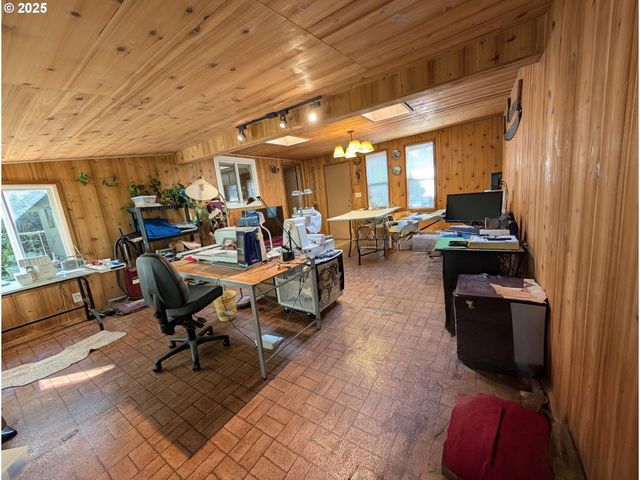 1931 OAK St, North Bend, OR 97459