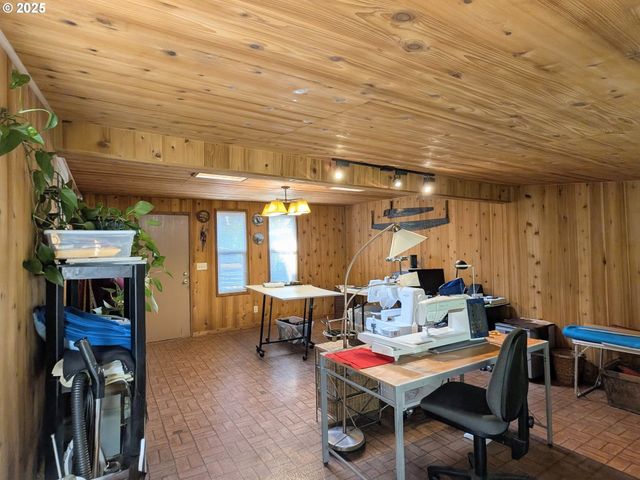 1931 OAK St, North Bend, OR 97459