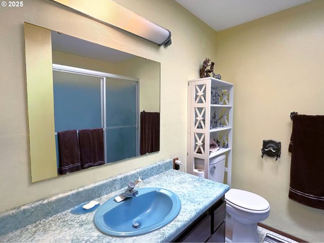 1931 OAK St, North Bend, OR 97459