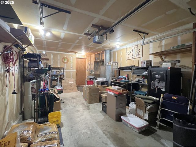 1931 OAK St, North Bend, OR 97459