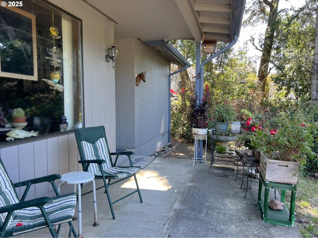 1931 OAK St, North Bend, OR 97459