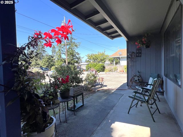 1931 OAK St, North Bend, OR 97459