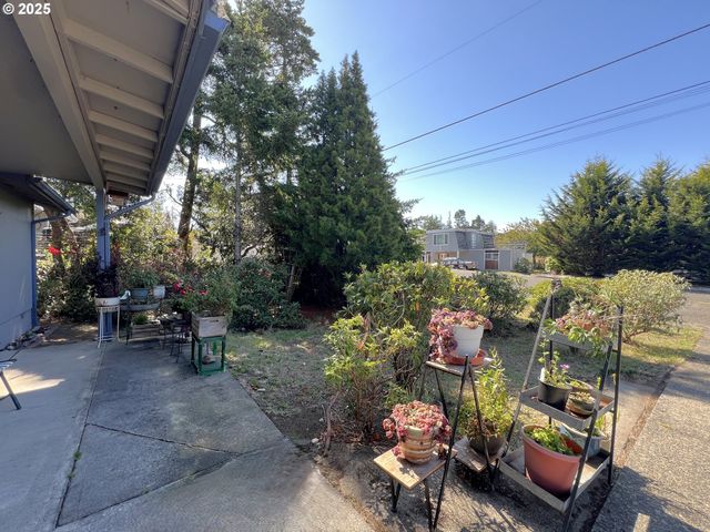 1931 OAK St, North Bend, OR 97459