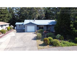 1931 OAK St, North Bend, OR 97459