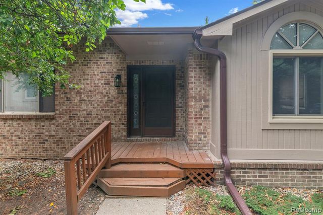 6353 Brookview Lane, West Bloomfield, MI 48322