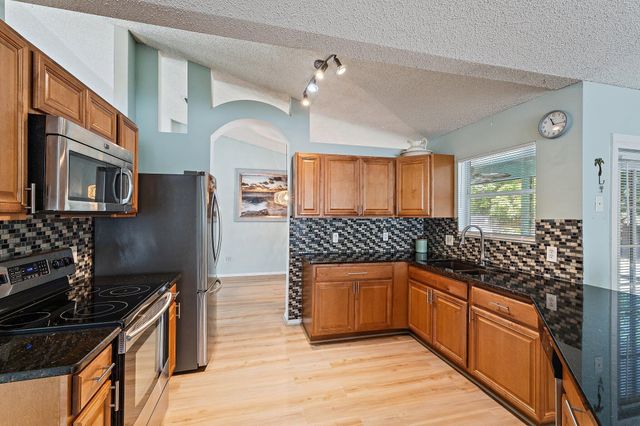 921 NE Zebrina Senda, Jensen Beach, FL 34957