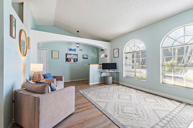 921 NE Zebrina Senda, Jensen Beach, FL 34957