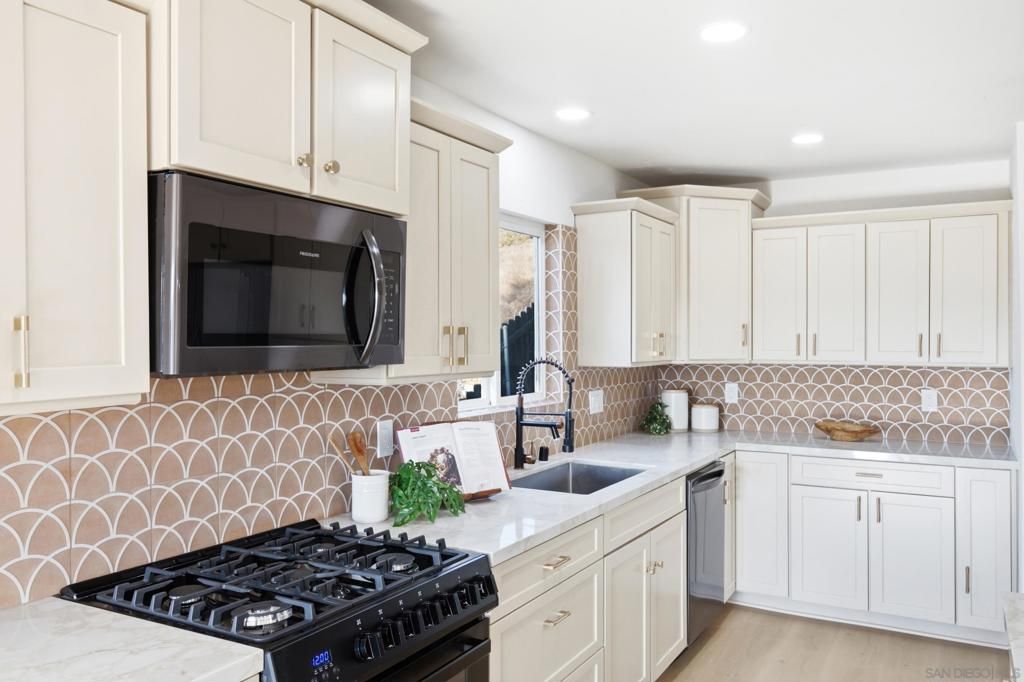 Image 12 of property listing at 2901 Helix, Spring Valley, CA 91977