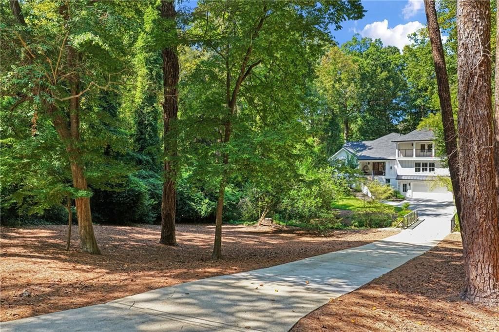 Image 8 of property listing at 1066 Mcconnell Drive, Decatur, GA 30033