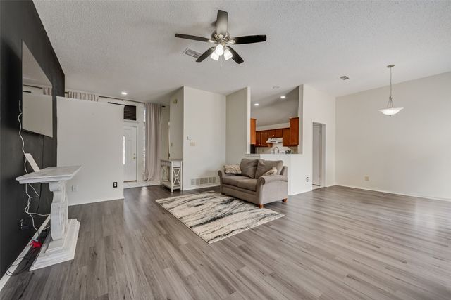 5209 Manhassett Drive, Arlington, TX 76018