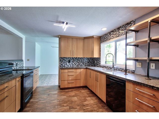 2451 Se ALDER St, Hillsboro, OR 97123