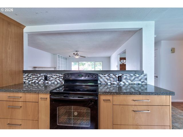 2451 Se ALDER St, Hillsboro, OR 97123