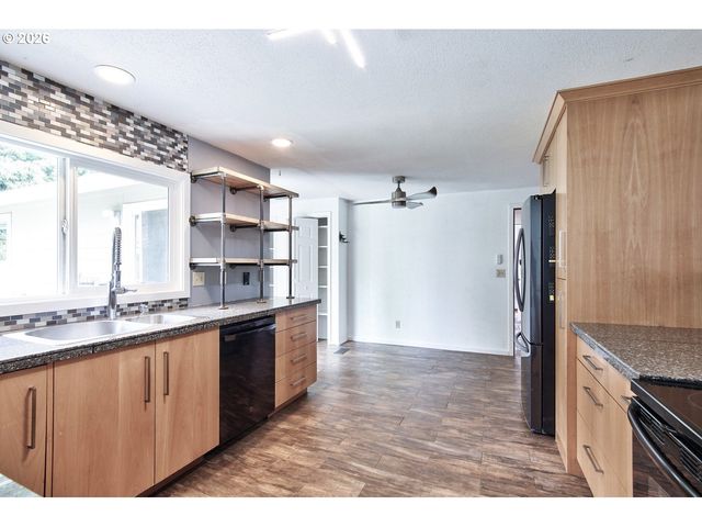 2451 Se ALDER St, Hillsboro, OR 97123