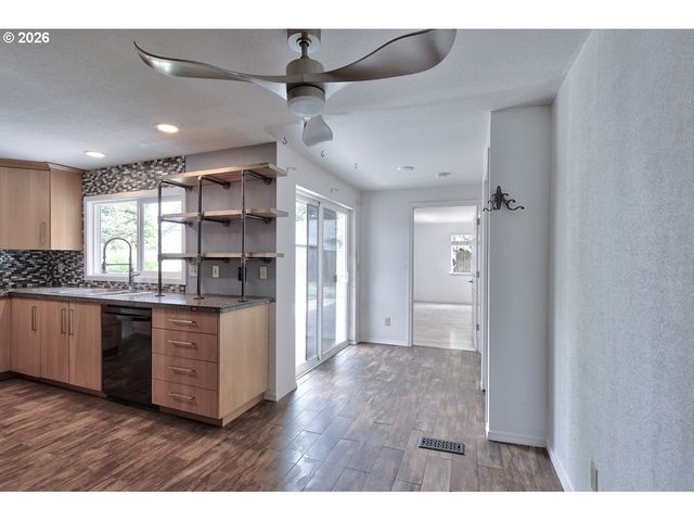 2451 Se ALDER St, Hillsboro, OR 97123