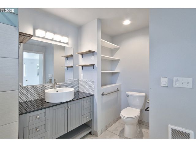 2451 Se ALDER St, Hillsboro, OR 97123