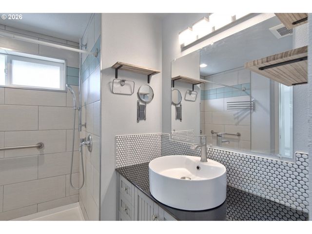 2451 Se ALDER St, Hillsboro, OR 97123