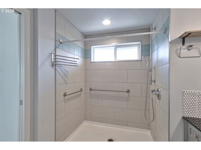 2451 Se ALDER St, Hillsboro, OR 97123