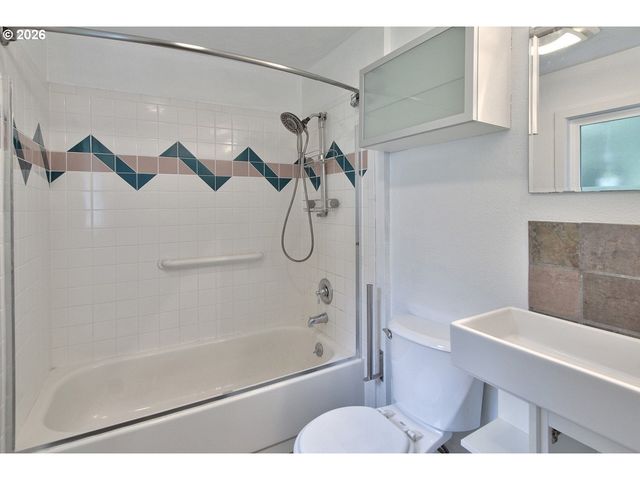 2451 Se ALDER St, Hillsboro, OR 97123