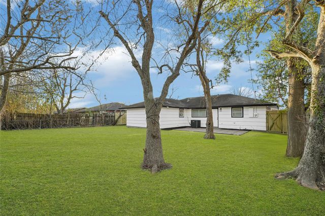 5827 Heron Drive, Houston, TX 77033