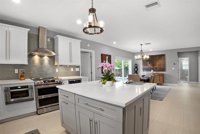 833 NE 17th Court, Fort Lauderdale, FL 33305