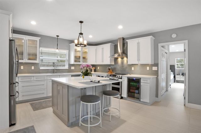 833 NE 17th Court, Fort Lauderdale, FL 33305