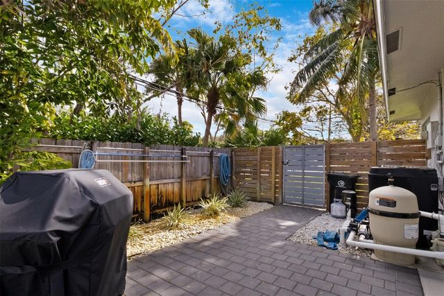 833 NE 17th Court, Fort Lauderdale, FL 33305