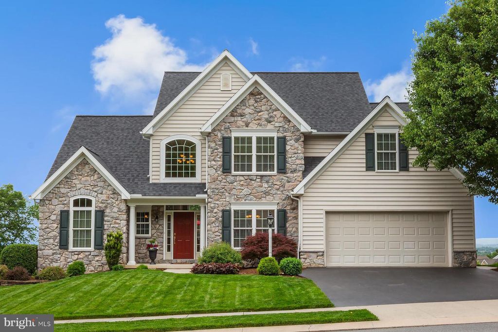 572 EAGLES VIEW, Lancaster, PA 17601