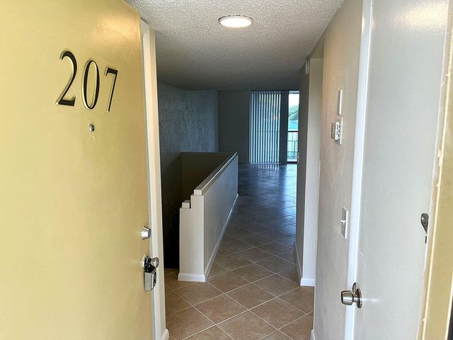 2828 Tennis Club Drive 207, West Palm Beach, FL 33417