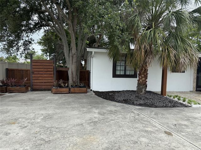 907 FRUITLAND AVENUE, Bradenton, FL 34207
