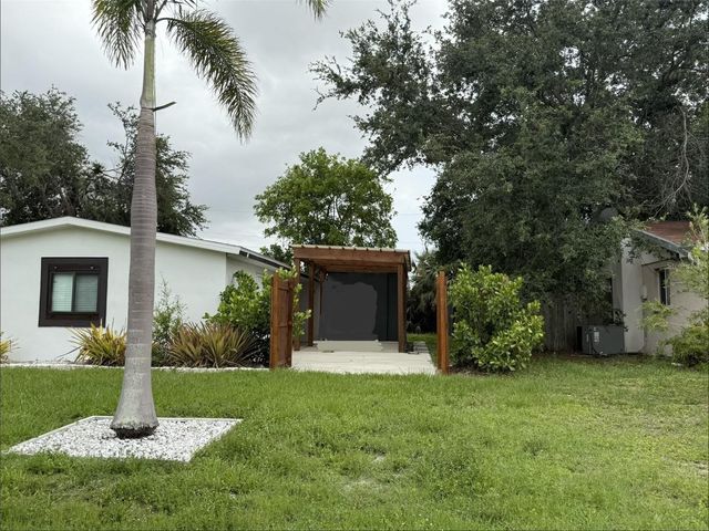 907 FRUITLAND AVENUE, Bradenton, FL 34207