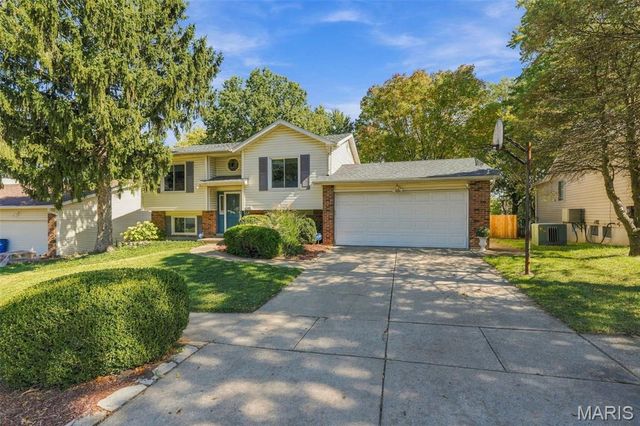 1056 Driftwood Trails Drive, Florissant, MO 63031
