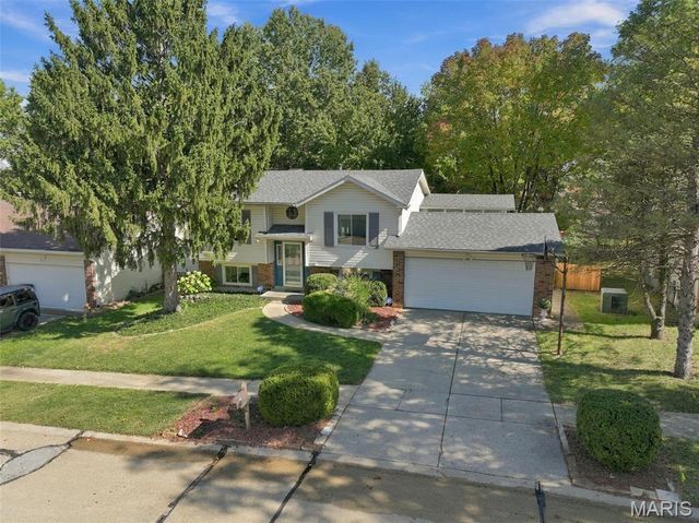 1056 Driftwood Trails Drive, Florissant, MO 63031