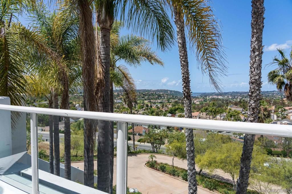 Image 25 of property listing at 7402 Cadencia St, Carlsbad, CA 92009