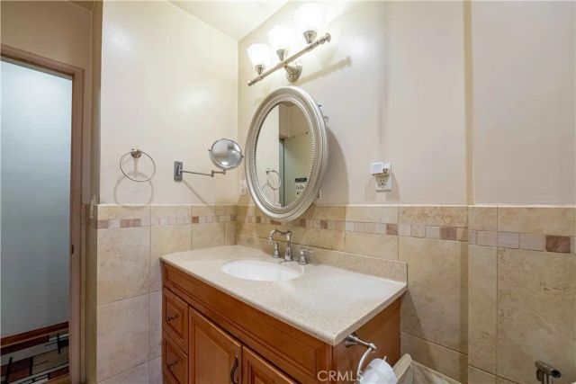 8531 Chimineas Avenue, Northridge, CA 91325