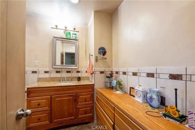 8531 Chimineas Avenue, Northridge, CA 91325