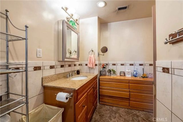 8531 Chimineas Avenue, Northridge, CA 91325