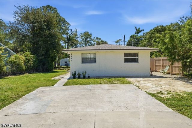 5458 Sholtz ST, Naples, FL 34113
