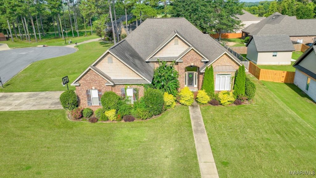 20 Green Laurel Cove, Elmore, AL 36025