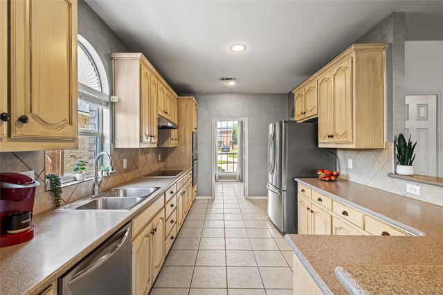 2715 Forest Lake Drive, Grand Prairie, TX 75052