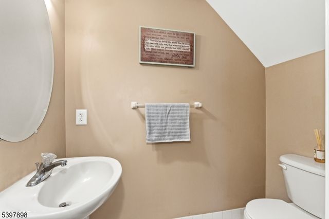 106 Limerick Ln, Lopatcong Twp., NJ 08865